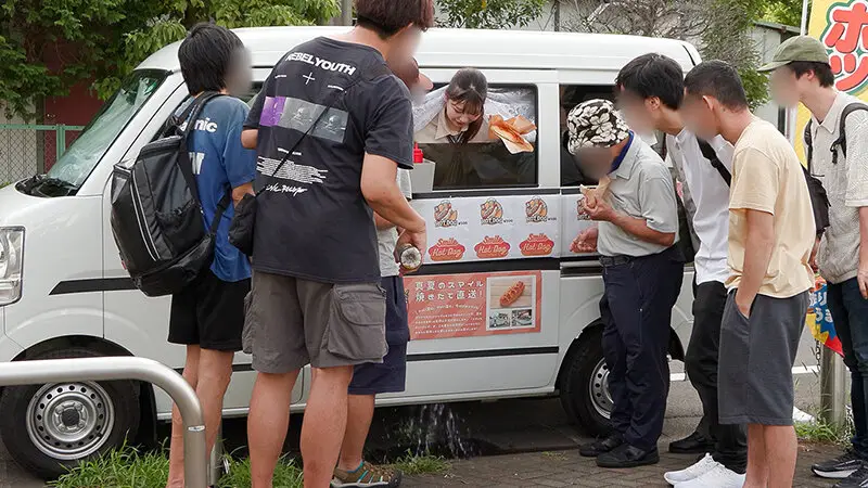 人気AV女優が挑戦！イカサレ屋台の中で潮吹きながらホットドッグ売ってください！小野坂ゆいか望月つぼみ No.2