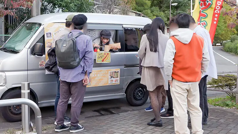 人気AV女優が挑戦！イカサレ屋台の中で潮吹きながらホットドッグ売ってください！小野坂ゆいか望月つぼみ No.7