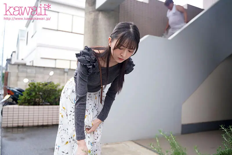 不愛想な隣人女子大生が、廊下で無愛想にパンツを見せつけてきますが…ムラムラしてんの？ 幸村泉希 No.1